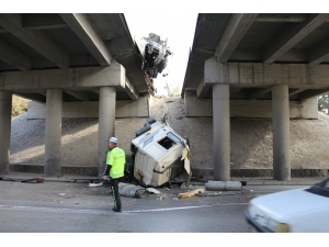 Bariyerlere Çarpan Tırın Kupası Köprüden Aşağıya Düştü