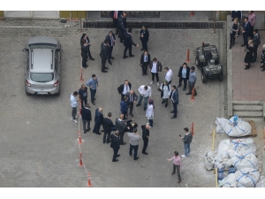 Kuyumcukent’in Çatısından Düşen Genç Ağır Yaralandı