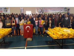 Dicle’de Lgs’ye Hazırlanan 500 Öğrenciye Kitap Desteği