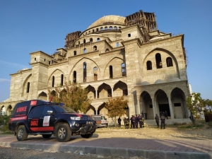 Gaziantep’te Cami İnşaatında Kalıp Beton Çöktü. Olayda 2 İşçi Yaralanırken, Göçük Altında Kalan Bir İşçiye Ulaşılmaya Çalışılıyor. Bölgeye Çok Sayıda İtfaiye, Arama Kurtarma Ve Polis Ekibi Sevk Edildi.