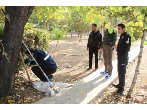 Cami Avlusunda Toprağa Gömülmüş Halde Tabanca Bulundu