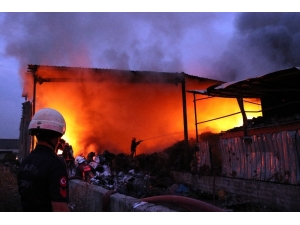 Geri Dönüşüm Fabrikasındaki Yangın 2 Buçuk Saat Sonra Kontrol Altında