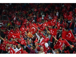 Türkiye-izlanda Maçını 48 Bin Kişi İzledi