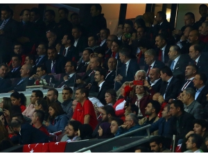 Cumhurbaşkanı Erdoğan Milli Takımı Yalnız Bırakmadı