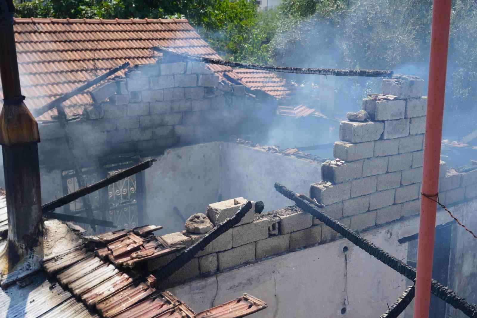 alevlere-teslim-olan-gecekondu-kullanilamaz-hale-geldi