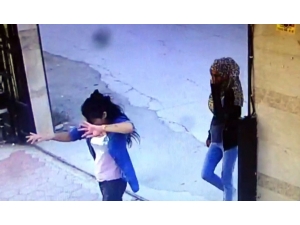 Üç Genç Kız Dans Ederek Girdikleri Siteyi Soydular