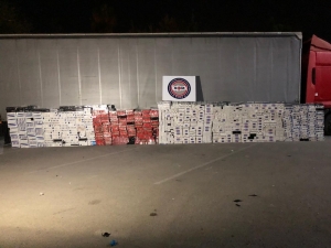 Mühürlü Yabancı Plakalı Tırdan 75 Bin Paket Kaçak Sigara Çıktı