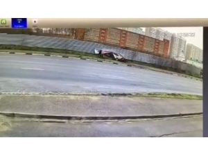 Yayalar Islak Yolda Kayan Aracın Altında Kalmaktan Son Anda Kurtuldu