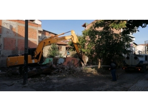 İzmit’te Yıkışma Tehlikesi Yaşayan 3 Metruk Bina Yıkıldı