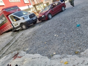 Otomobilin Yayalara Çarptığı Kaza Kameralara Yansıdı