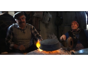 Evinin Bir Köşesinde 54 Yıldır Eşiyle Birlikte Kalaycılık Yapıyor