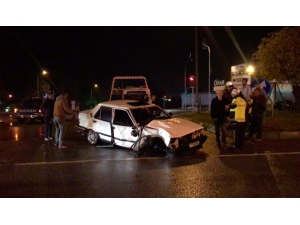 Bursa’da Otomobile Tır Çarptı, Otomobil Sürücüsü Araç İçinde Sıkıştı