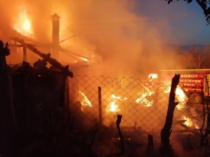 Yangında Ahşap Ev Kullanılamaz Hale Geldi