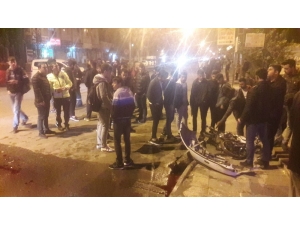 Aracın Çarptığı Motosikletteki İki Kişi Havaya Uçtu