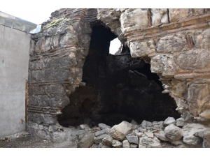 Tarihi Kümbet Temizlendi