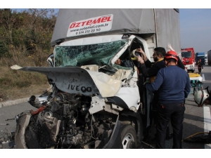 Kamyonet, Tıra Arkadan Çarptı Sürücü Direksiyonda Sıkıştı