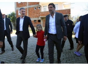 Ahmet Ağaoğlu Ve Ünal Karaman Özel Çocukları Ziyaret Etti