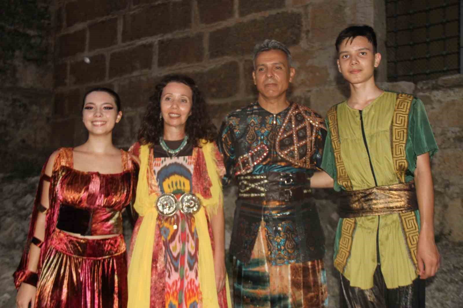 anne-babalar-cocuklariyla-troya-gosterisinde-sahne-aldi