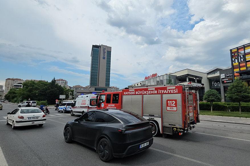 forum-kayseri-de-bomba-panigi