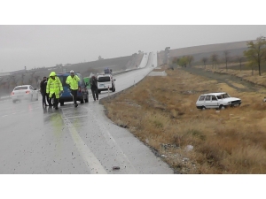 Köpeğe Çarpan Otomobil Şarampole Yuvarlandı: 4 Yaralı