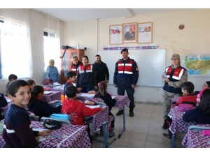 Jandarma Köy Okulunda Öğrencilerle Buluştu