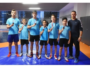 Aliağalı Genç Güreşçiler Başarıya Doymuyor