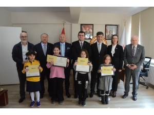 Kızılay’ı Resimle Anlatan Miniklere Ödül