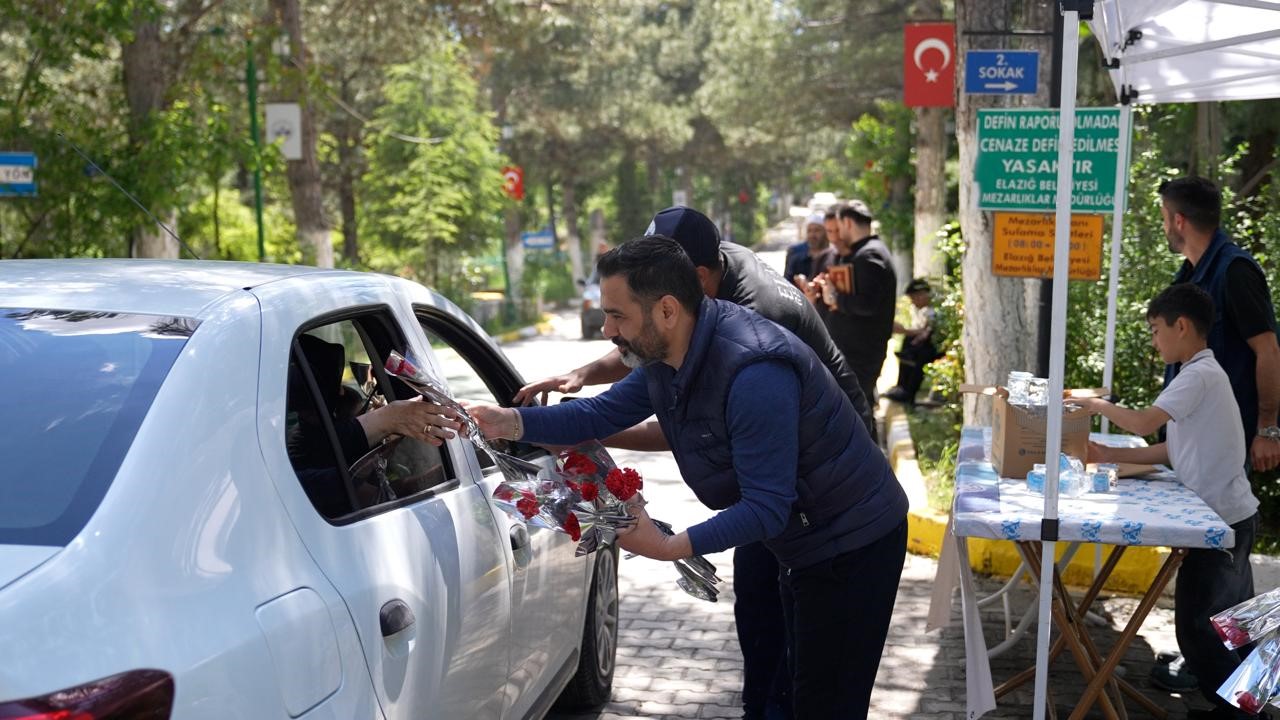 elazig-da-mezarliga-giden-vatandaslara-karanfil-dagitildi
