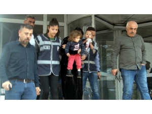 Görünmemek İçin Yüzünü Çocuklarıyla Kapattı