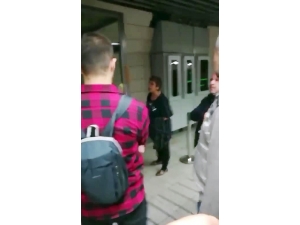 Karaköy’de Başörtülü Kızlara Saldıran Kadının, Yeni Görüntüleri Ortaya Çıktı