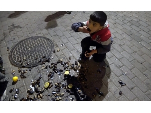 Seyyar Satıcılar Zabıta Ekiplerine Saldırdı, Çocuklar Yere Dökülen Midyeleri Yedi