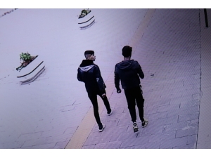 Yardım Kutusundan Parayı Çaldılar, ‘Hayırlı Cumalar’ Deyip Ayrıldılar