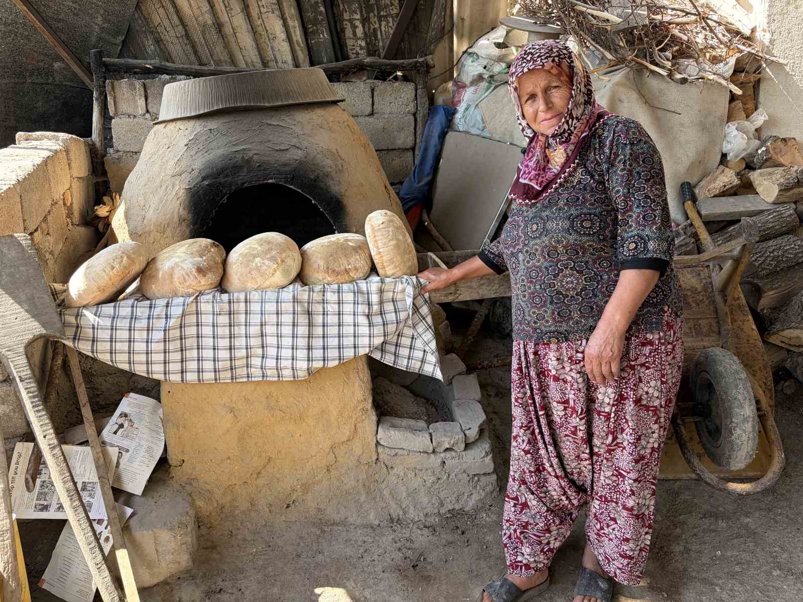 geleneksel-yontemle-yapilan-tas-firin-ekmegi-istah-kabartiyor
