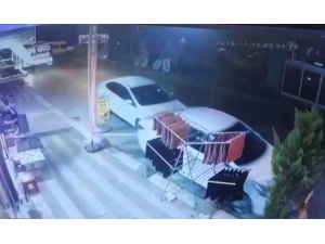 Otomobil Sürücüsü, Dalgınlığının Bedelini Kaza Yaparak Ödedi