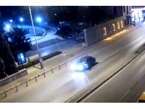 “Dur” İhtarına Uymayan Sürücü, Polisi 400 Metre Arabasının Kaputunda Taşıdı