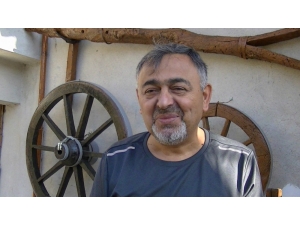 Eskiye Dayanan Kültürlerle Evinin Dışını Donattı