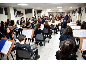 Ünlü Orkestra Şefi Tecrübesini Çocuklarla Paylaştı