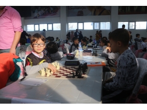 200 Sporcu Birbirini Mat Etmek İçin Yarıştı