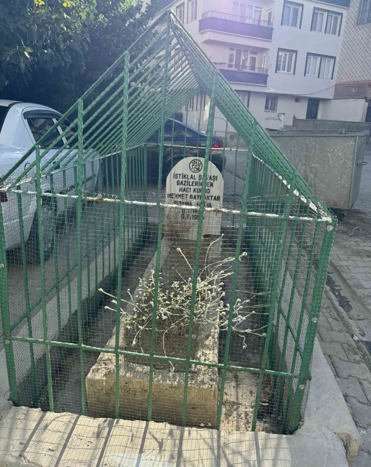 istiklal-savasi-gazisinin-mezari-yerlesim-yerinin-ortasinda-kaldi
