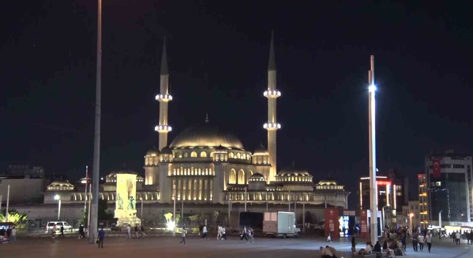 15-temmuz-un-10-yil-donumunde-istanbul-da-camilerde-sela-okundu
