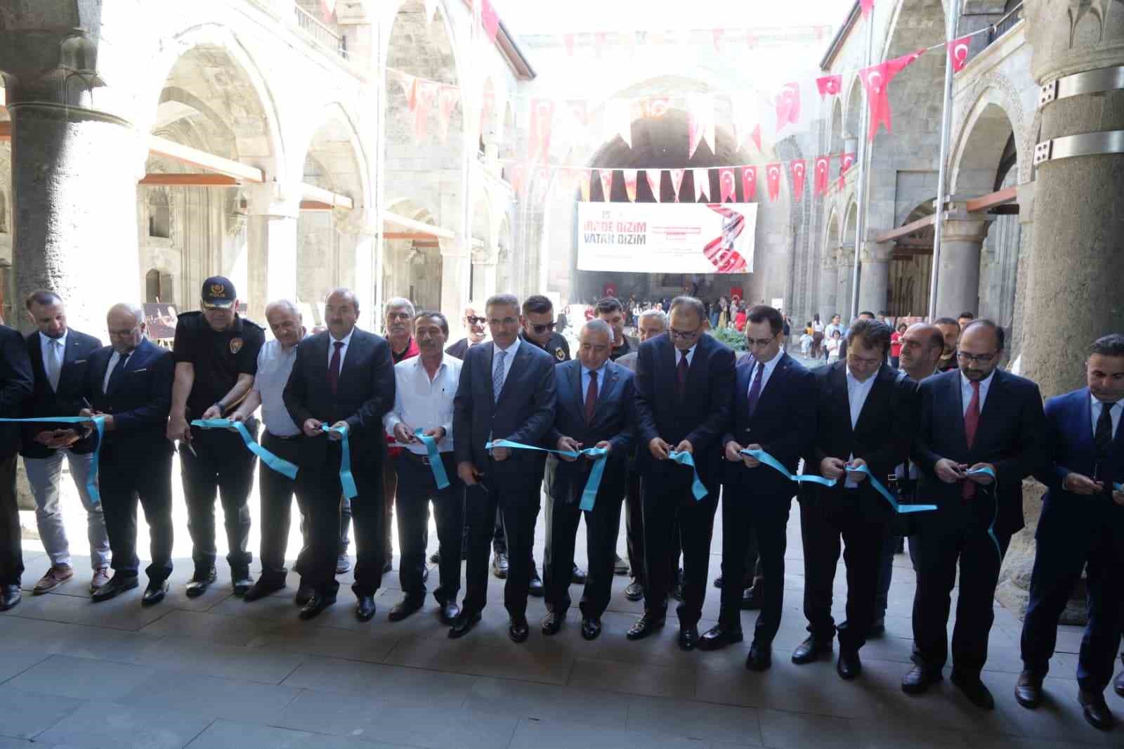 cifte-minareli-medrese-de-15-temmuz-ruhunu-yasatan-anlamli-sergi