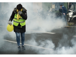 Protestolarının Yıl Dönümünde Sokağa İnen Sarı Yeleklilere Polis Müdahalesi