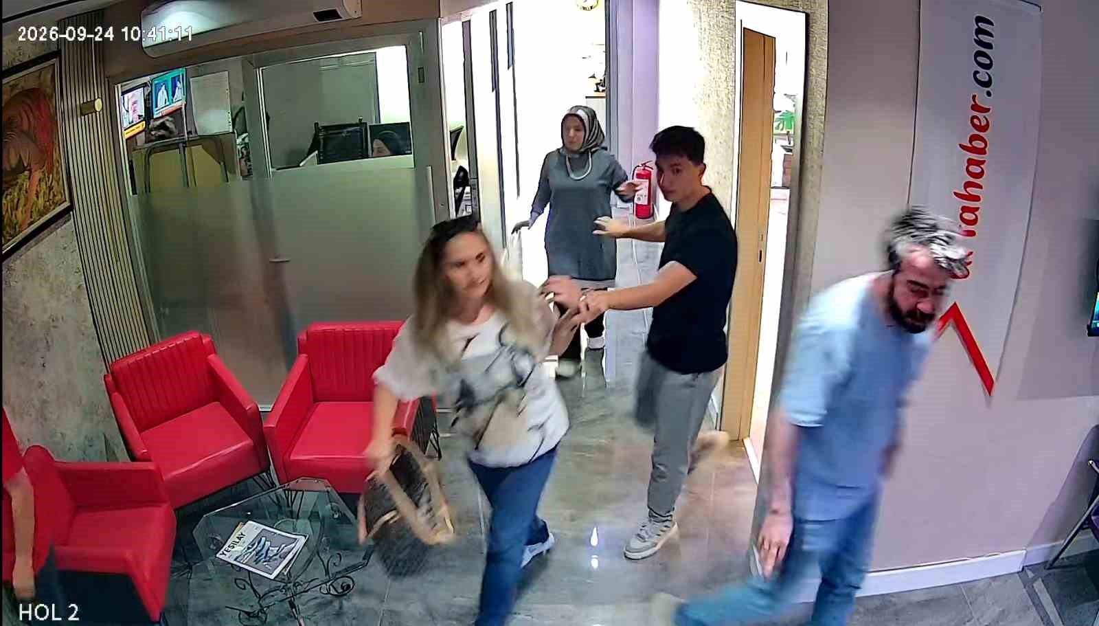 yerel-televizyon-calisanlarinin-deprem-panigi-kamerada