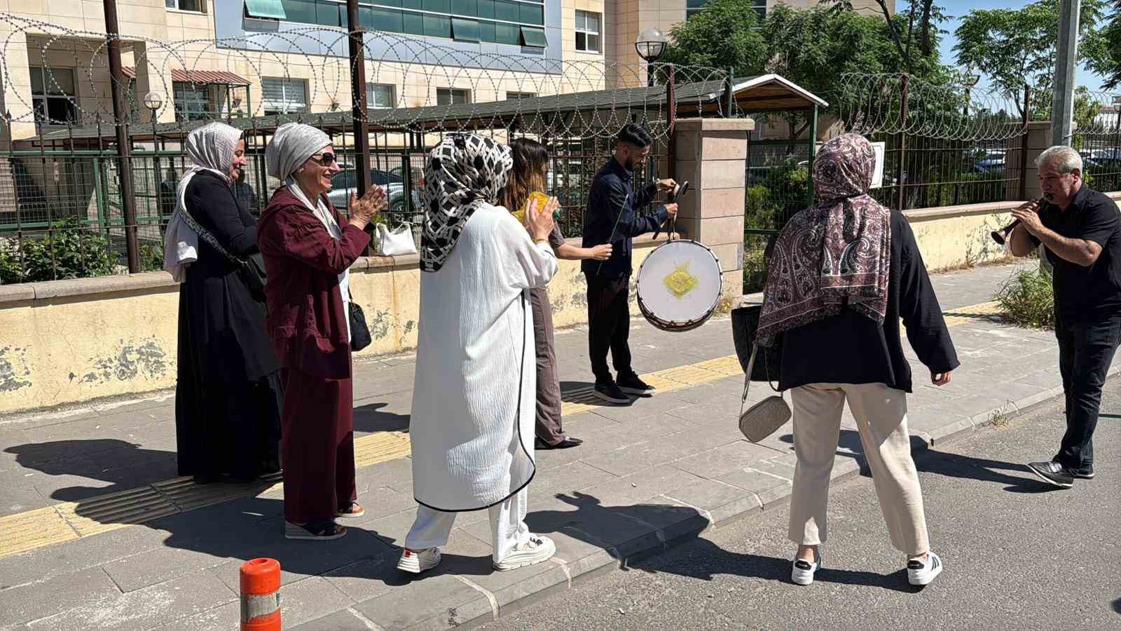 diyarbakir-da-ilginc-bosanma-kadinin-halay-cekmesine-erkek-baglama-calarak-cevap-verdi
