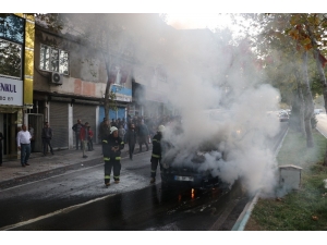 Seyir Halinde Otomobil Alev Alev Yaldı