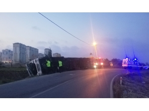 Virajı Alamayan Tır Bisikletlinin Üzerine Devrildi: 1ölü