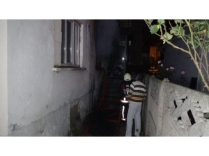 2 Katlı Evde Çıkan Yangın Paniğe Neden Oldu