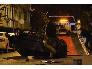 Otomobil İle Polisten Kaçan 2 Kişi Cadde Üzerinde Bulunan 1 Jip, 5 Otomobile Çarptı