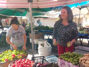 Para Kazanmak İçin Değil Türkçe Öğrenmek İçin Pazarcılık Yapıyor
