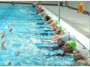 Antalyalı Kadınlar, Havuzda Jimnastik İle Form Tutuyor